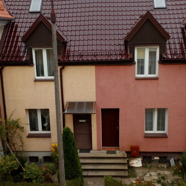 Pokrycie dachu dachówką Braas Rubin 13 V Topline w barwie buk, harmonizującej z elewacją.